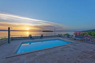 Image de Villa pour 6 personnes, face Ă la mer, piscine, grande terrasse