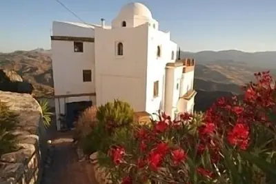 Image de Maison au sommet d'une falaise enchanteresse