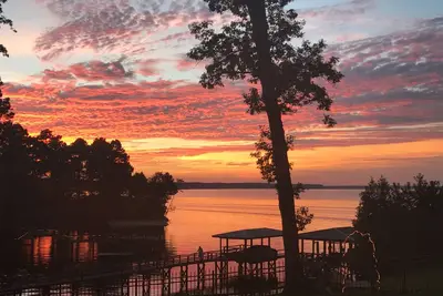 Image de Accueil au bord du lac avec Boat House privé et Pier avec utilisation gratuite de kayaks