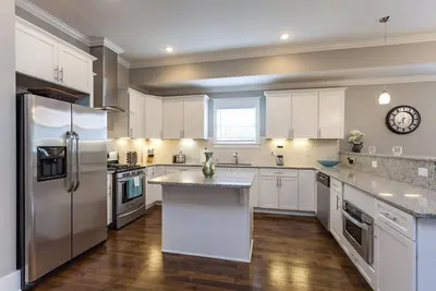 (4) 4e Nuit Gratuite! - Immense nouvelle maison - Terrasse sur le toit, table de billard - 3. 0mi To Downtow