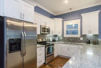 (3) 4e Nuit Gratuite - Immense maison avec table de billard, 4bd \/ 3ba, 2560pc, 3mi au centre-ville