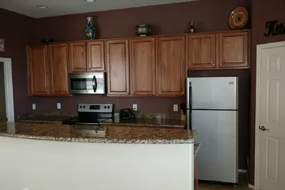 Image de Condo à aire ouverte à concept fermé. Procès-verbal de l'entraînement printanier, piscine, gymnase, bibliothèque, tennis