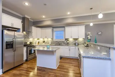 (5) 4e Nuit Gratuite! - Immense nouvelle maison - terrasse sur le toit, table de billard, à 3 km du centre-ville