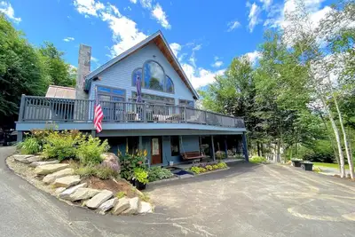 Image de Re53: Maison joliment décorée à côté des pistes de Bretton Woods avec une vue imprenable sur le mont Washington et une grande terrasse! Navette gratuite vers la station, foyer au gaz, wifi gratuit, parking facile. Marchez vers les pentes et nagez. À Ve.