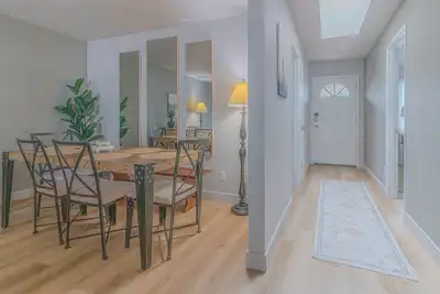 Image de Emplacement privilégié! Guest Suite! 2 Br / 2 Ba! Cuisine entièrement chargée!