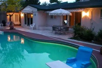 Image de Caraïbes luxueuses comme à la maison - famille avec une piscine et un bain à remous