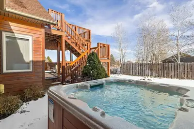 Image de Jouer dans la neige! Restez dans cette maison idéalement située près du terrain de golf avec un bain à remous,