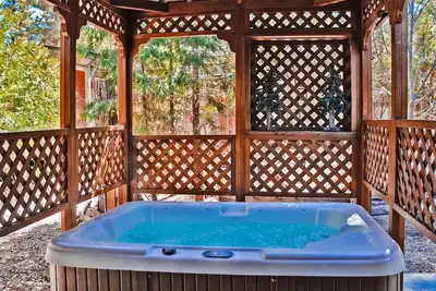 Image de Romantique cabine de luxe avec cour clôturée, Spa extérieur, barbecue, meubles de jardin