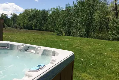 Image de Escapade de style champêtre, cette maison rénovée vient de sortir de l'agitation et est prête à vous détendre