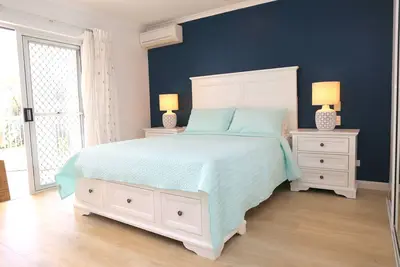 Grand appartement indépendant de 3 chambres, Wifi gratuit, piscine chauffée
