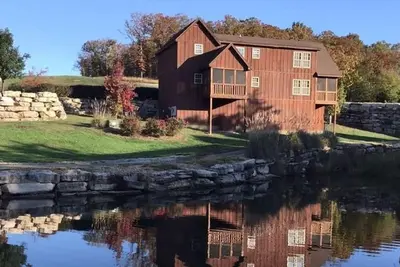 Image de 4 Br Lakefront Cabin, Animaux de compagnie, Pêche, Piscine intérieure, Plygnd, Fun! , Dollar en argent