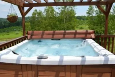 Image de 3 chambres à coucher avec bain à remous et étals à chevaux!