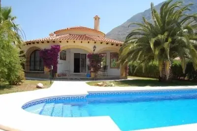 Image de Villa romantique à Denia avec piscine au pied du Montgo. Confidentialité.