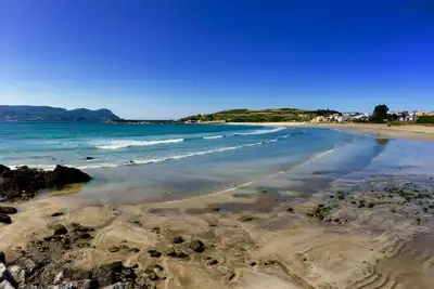 Image de Maison confortable et ensoleillée juste un saut, sauter et sauter à la plage!