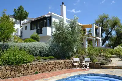 Image de Villa isolée avec vue panoramique, piscine privée chauffée et Internet gratuit.