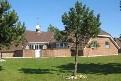 Image de Grand pool house au coeur de Blåvand sur une vaste pelouse