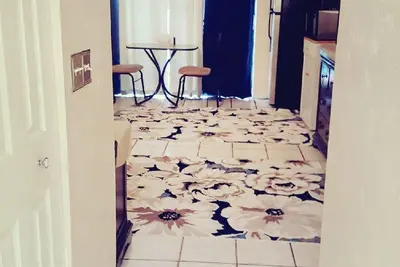 Image de Master Br avec salle de bain complète privée, entrée privée, quartier calme et sûr!