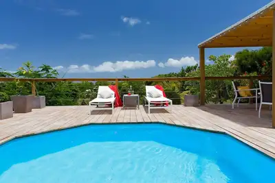 Escapade paisible et luxueuse romantique pour un couple avec vue à 200 ° sur la mer et le coucher du soleil