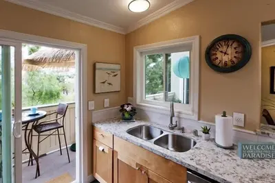 Image de Condo de plage chic dans une résidence fermée de style villégiature