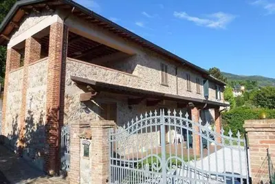 Image de Beau rustico avec grand jardin et terrasse.
