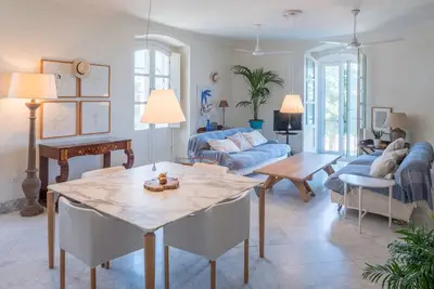 Appartement rénové \"Argüelles\" dans la vieille ville directement sur la mer