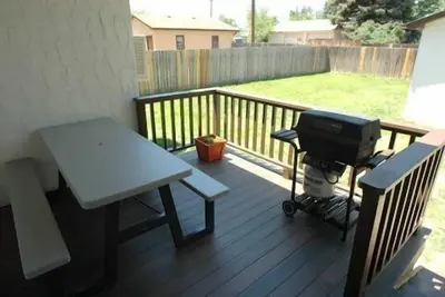 Image de Maison de style ranch rénovée à un pâté de maisons de Starbucks