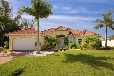 Image de Villa de rêve plein sud - grande piscine + bain à remous - ascenseur à bateau - accès à la mer