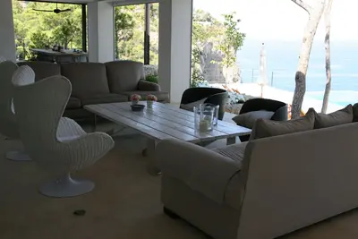 Vue paradisiaque dans une villa sur le Port d'Andratx avec piscine Infinity