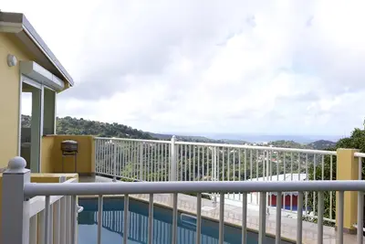 Image de Appartement calme et chaleureux avec piscine privée.