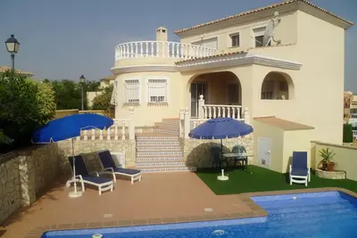 Spacieuse villa moderne et familiale de 3 chambres + piscine proche de toutes commodités.