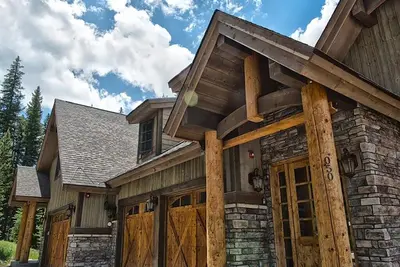 Image de Maison de luxe 8 chambres! 2 bains à remous! Belles vues parfaites pour les réunions de famille!