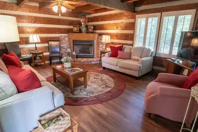 Image de Cozy & Chic Rustic Retreat-Luxury Log Home Près du centre-ville, Opry et bien plus encore