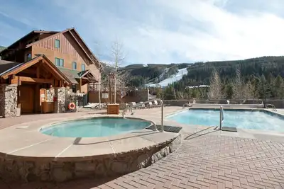 Image de Condo de montagne fantastique avec cuisine complète, cheminée, balcon et plus!