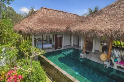 Image de Villa balinaise contemporaine élégante, intime et luxueuse dans un village traditionnel