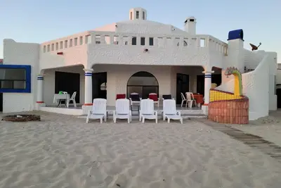 Image de SPÉCIAUX De Mai Et D'ÉTÉ! Front De La Plage. <br>4 Bdrms. Promotions et infos-call Kim