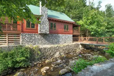 Image de River Song - Une nouvelle cabane en rondins majestueuse au cœur de Gatlinburg!