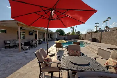 Image de 4 chambres, 2 salles de bain, belle vie de détente en plein air avec piscine chauffée