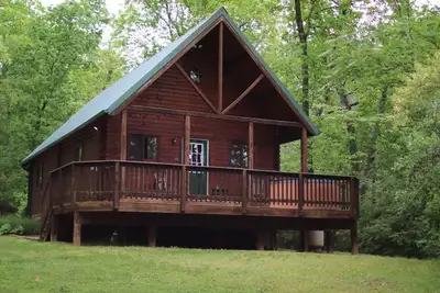 Image de Reel-It-In Cabin est niché entre le Massanutten Mtn. Et la rivière Shenandoah