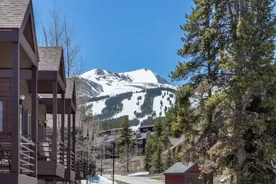 Image de Ski-In. Jacuzzi. Sauna. Balcon privé. Marchez sur la rue Main