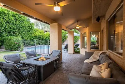 Image de Meilleur emplacement à Scottsdale! Piscine chauffée, grande cour arrière et salle de jeux, pour 20 personnes!