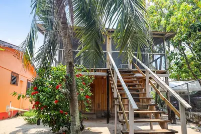 Image de Cabane rénovée confortable près de la plage avec véranda grillagée et hamac