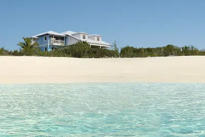 Image de «The Blue House», une maison spacieuse en front de mer avec une vue magnifique.