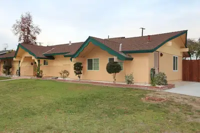 Image de Marchez vers Disneyland! * Maison de style moderne entièrement rénovée *