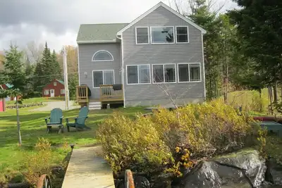 Image de Marque nouvelle maison de la construction du faisceau sur le lac vierge Retour