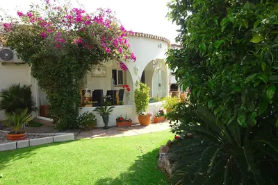 Image de Villa privée, indépendante, 3 chambres, 3 salles de bains, terrain avec piscine
