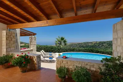 Image de Vue imprenable sur la campagne et la mer pour les familles et les couples avec piscine privée