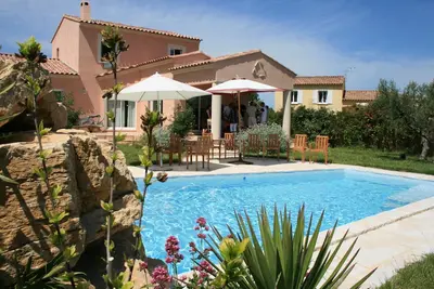 Image de Villa haut de gamme près d' Uzes, piscine privée, terrain clos, Wifi, belle vue.