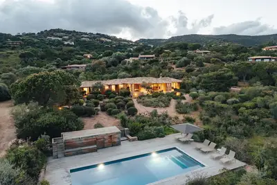 Image de Emplacement exceptionnel, mer au bout du jardin, accès privé à la plage🌞🏖️Piscine