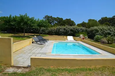 Image de villa spacieuse avec piscine, à proximité des plus beaux sites de corse