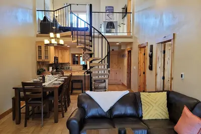 Image de Dernier étage 3 Bd / 3 Ba 1600+ Sqft Remodeled 2018 pour 10 personnes 2 blocs à Main St